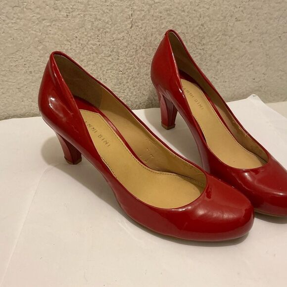 Gianni Bini Classic Red Heels - Picture 2 of 9